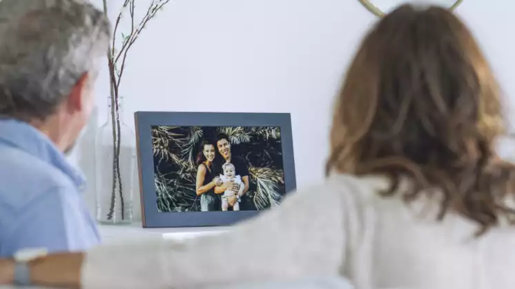 This digital photo frame is my favorite holiday gift — and you can still get it before Christmas