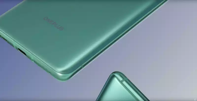 The stunning OnePlus8 design makes the Samsung Galaxy S20 look somehow