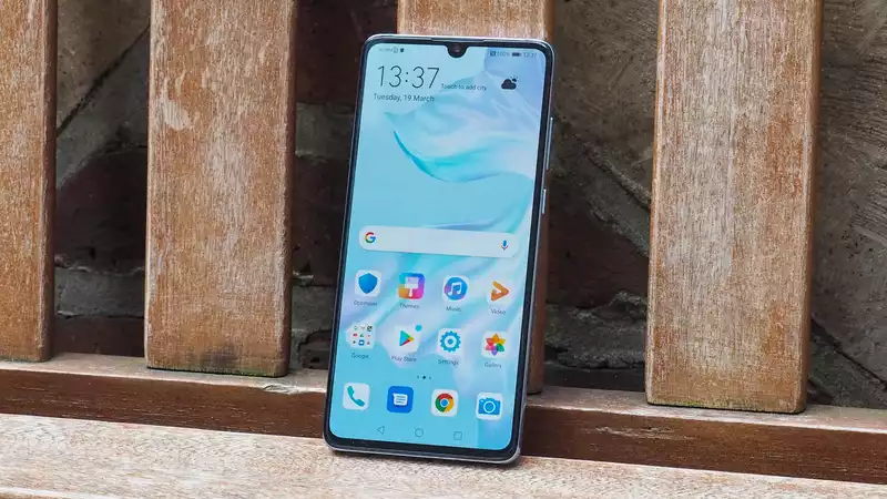 The Huawei P40 may be cheaper than the Galaxy S20, but it has a big problem