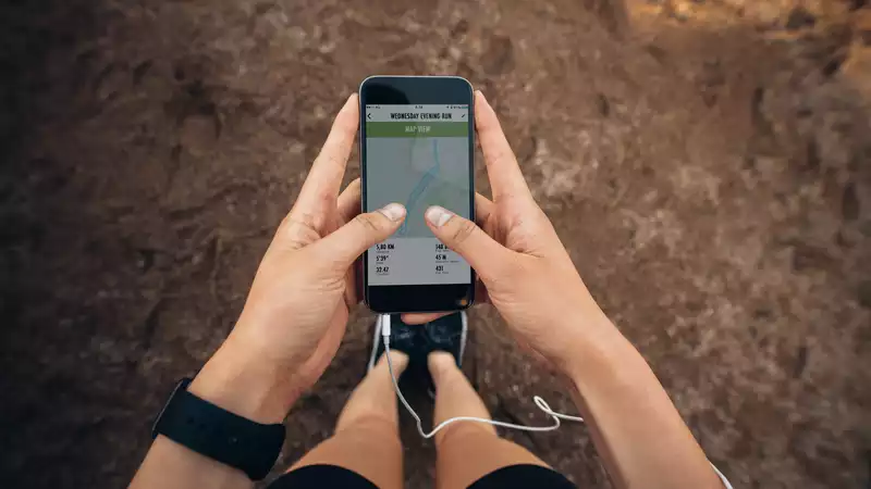 Why You Should Stop Holding Your Phone when You run