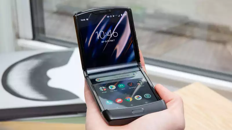 Motorola Razr foldable set returns to take Samsung Galaxy Z Fold 4