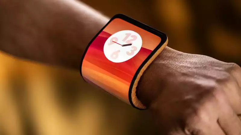 Motorola's adaptive display allows the phone to be worn like a smartwatch.