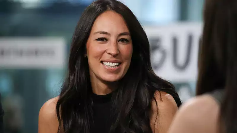 Joanna Gaines' Porch Decor is "Minimalist, Modern Halloween Decor" - Ask the Expert